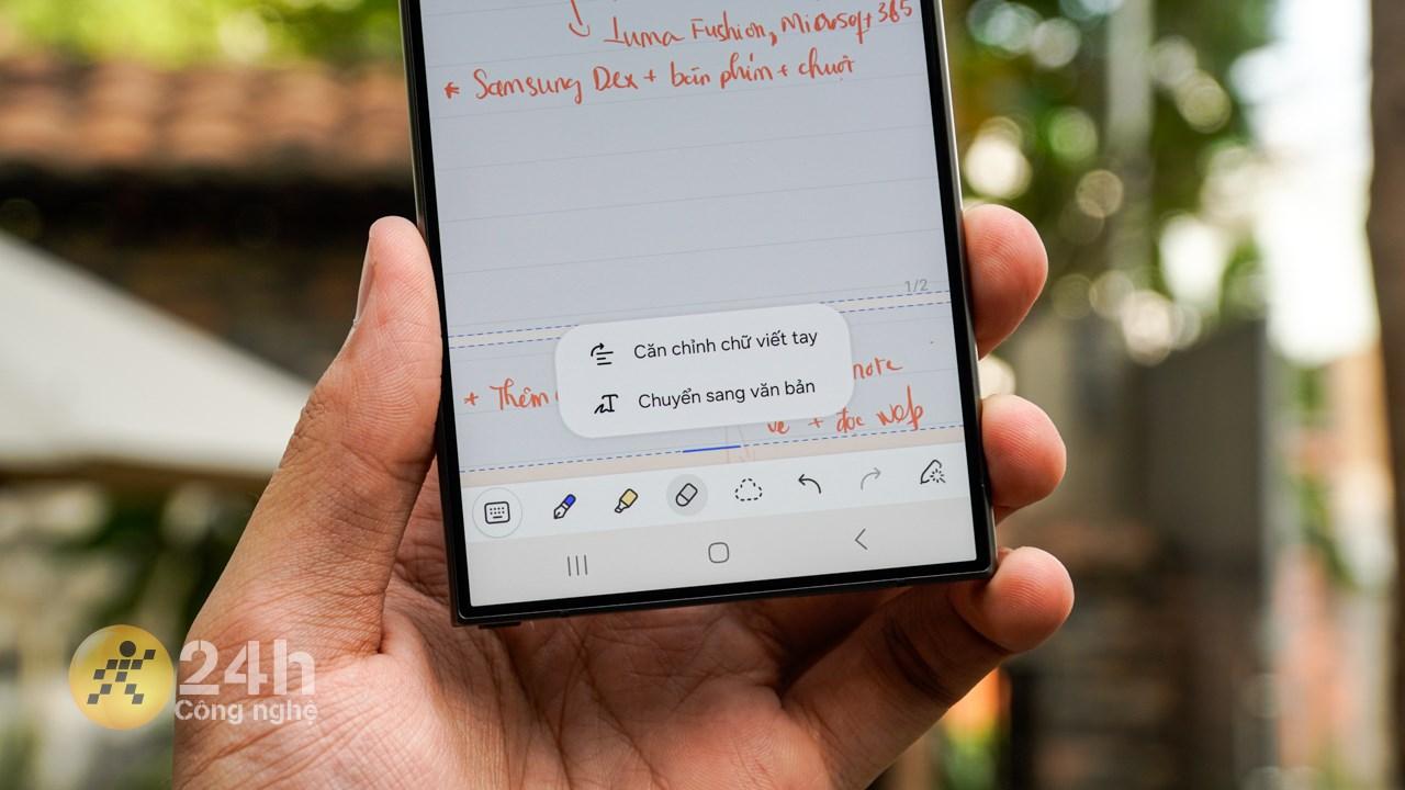 Trong ứng dụng Galaxy Notes, AI trên Galaxy S24 Ultra còn có thể tự động căn chỉnh chữ viết hoặc chuyển chữ viết thành dạng văn bản.