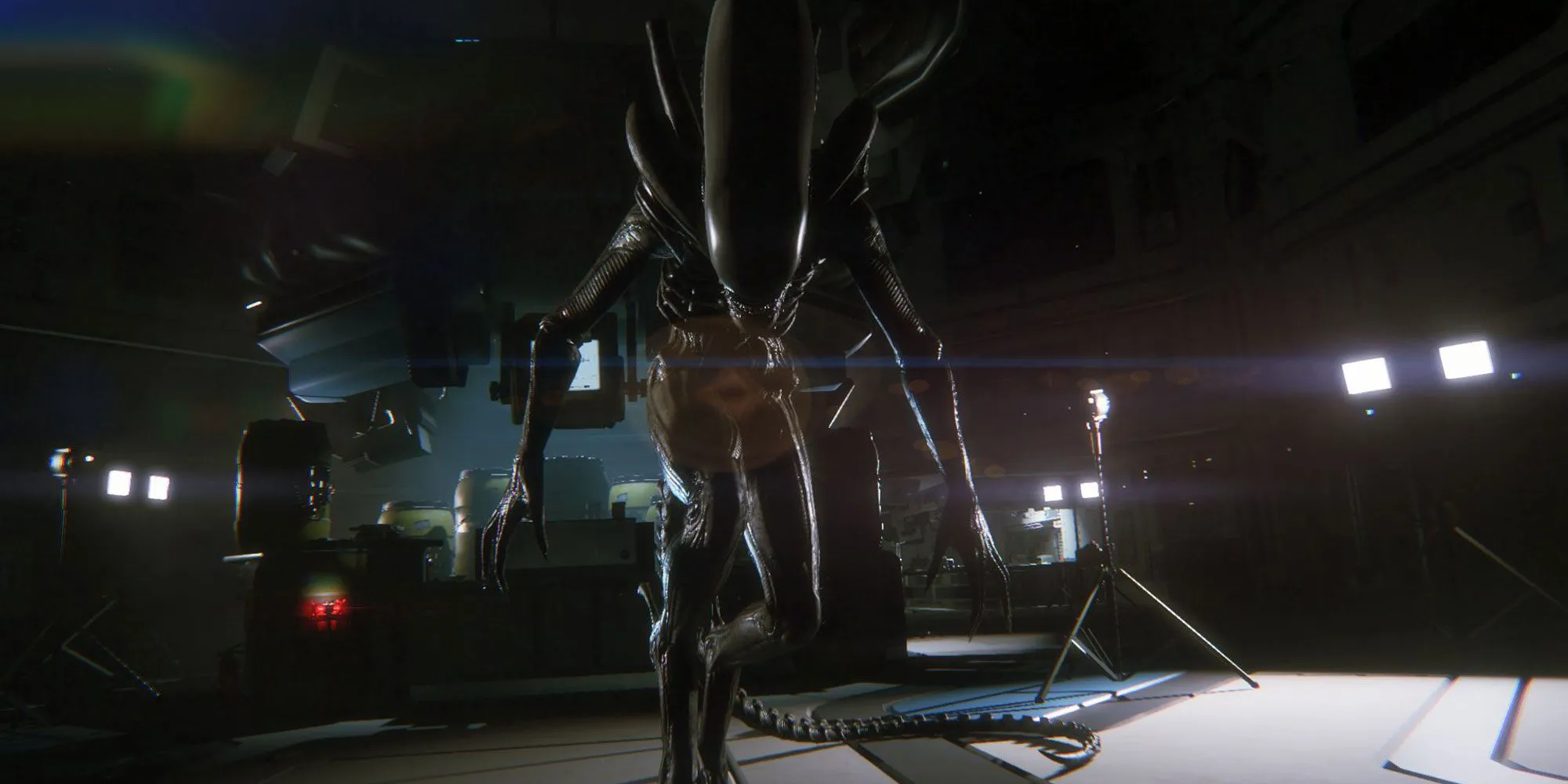 Alien đáng sợ rình rập nhân vật Amanda Ripley trong game Alien Isolation