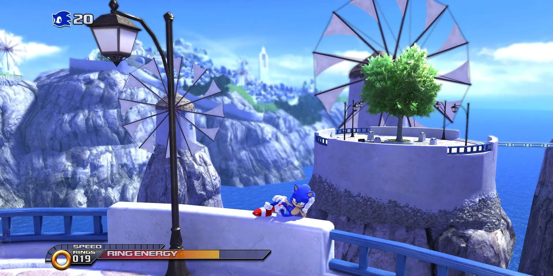 Ảnh chụp màn hình Đảo Cối Xay Gió trong Sonic Unleashed, với Sonic nằm trên lan can nhìn xuống một phần lớn thị trấn.
