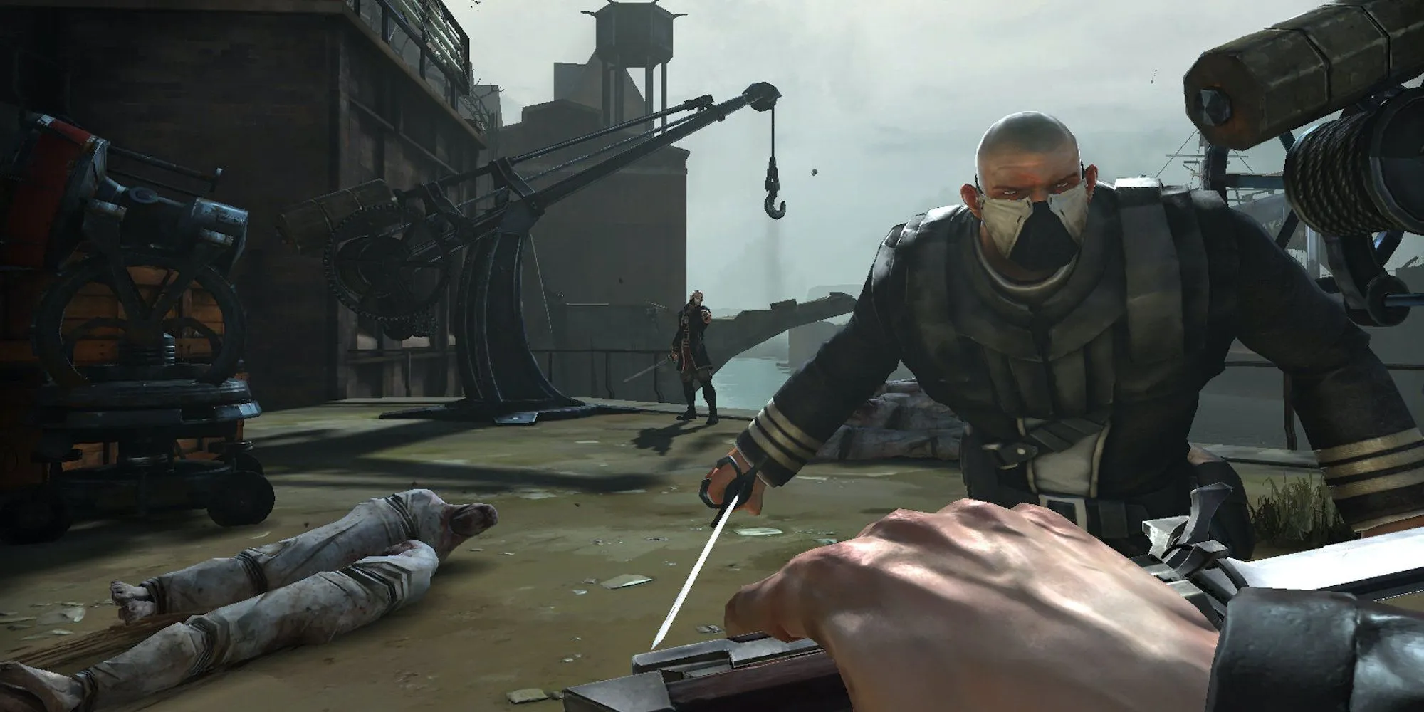 Corvo chiến đấu với kẻ thù trong game Dishonored
