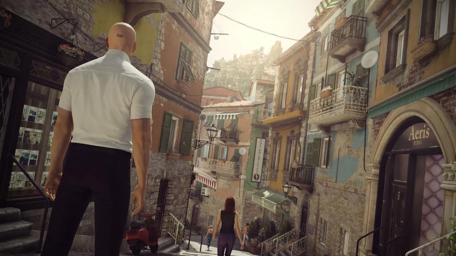Đặc vụ 47 quan sát mục tiêu từ xa trong một màn chơi sandbox rộng lớn của Hitman (2016), game bán thế giới mở đỉnh cao