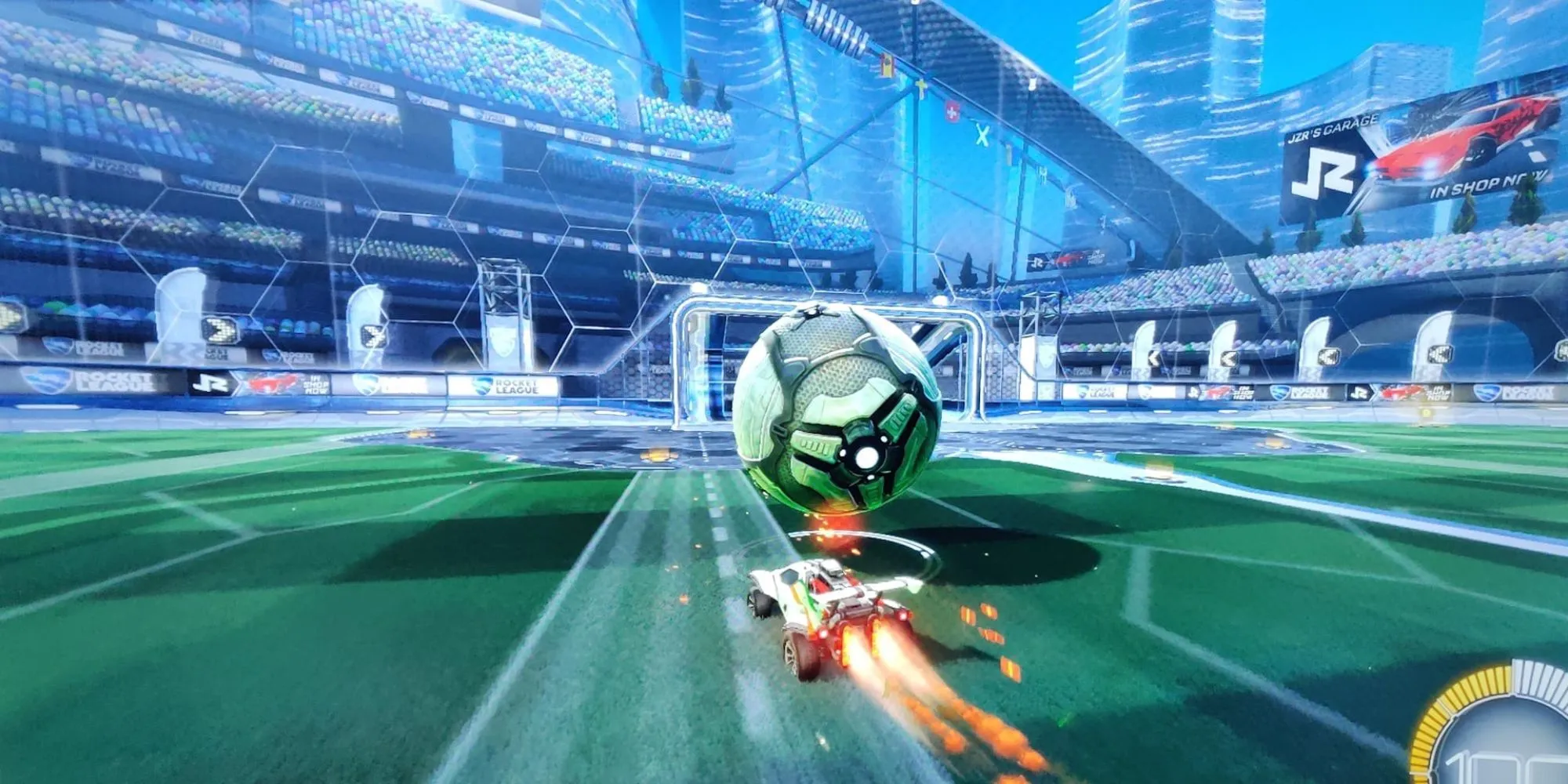 Hai chiếc xe Rocket League đối đầu trên sân bóng