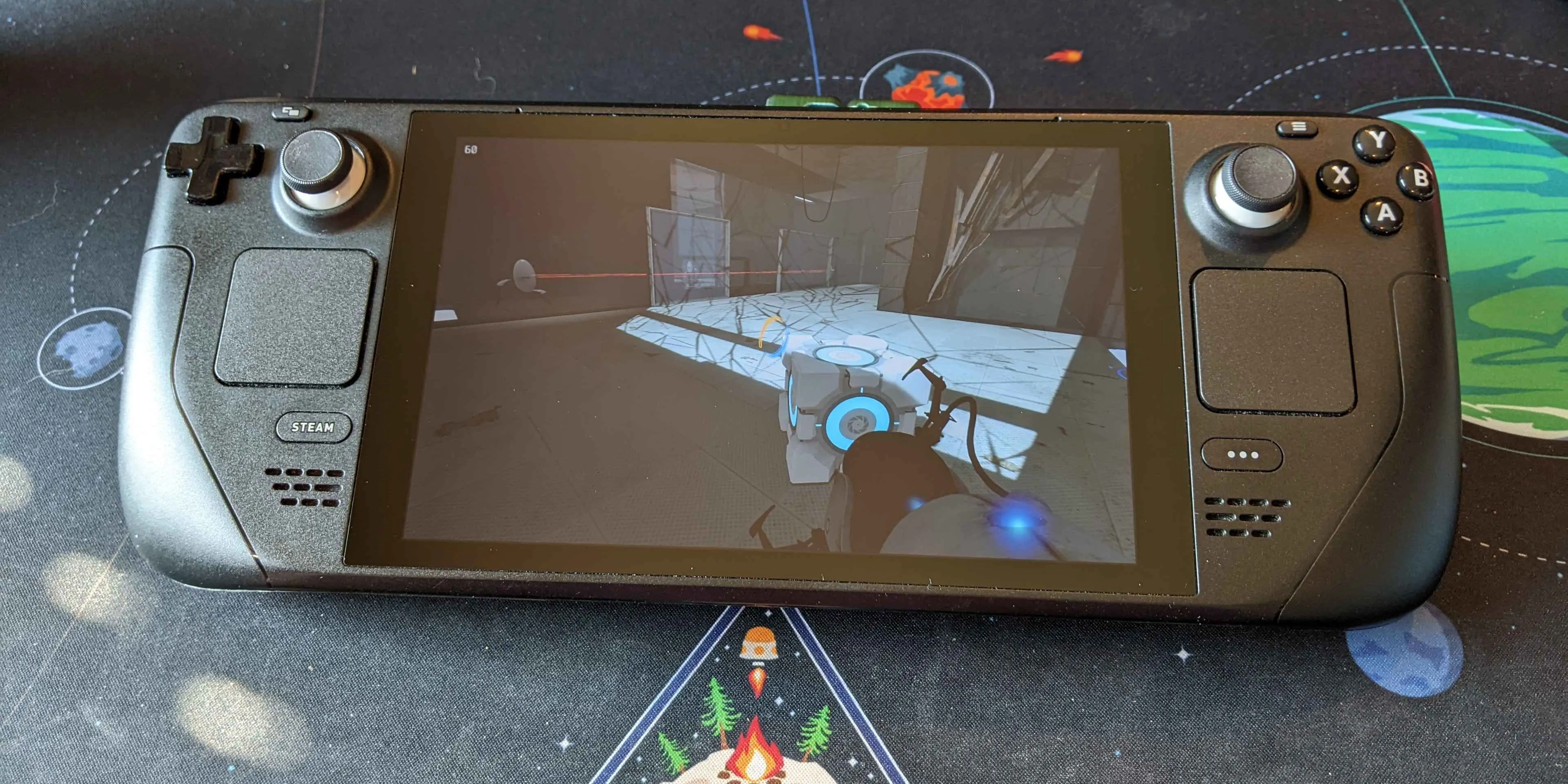 Hình ảnh game Portal 2 trên Steam Deck, nhân vật đang di chuyển một khối vuông.