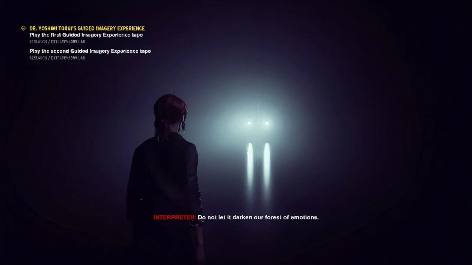 Hình ảnh gameplay Control cho thấy nhân vật Jesse Faden đang khám phá một căn phòng tối bí ẩn, gợi mở về nhiệm vụ mới