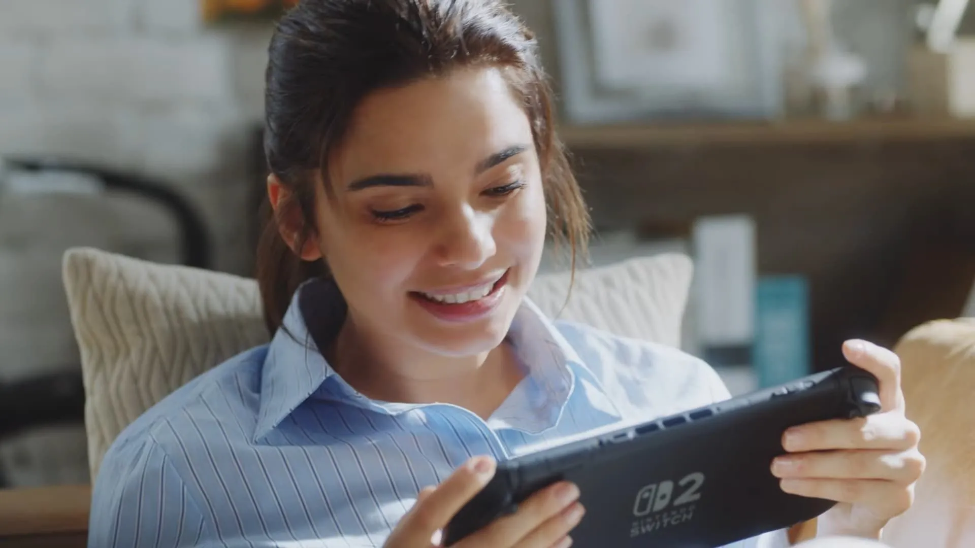 Hình ảnh máy Nintendo Switch 2 ở chế độ cầm tay, minh họa thiết kế di động