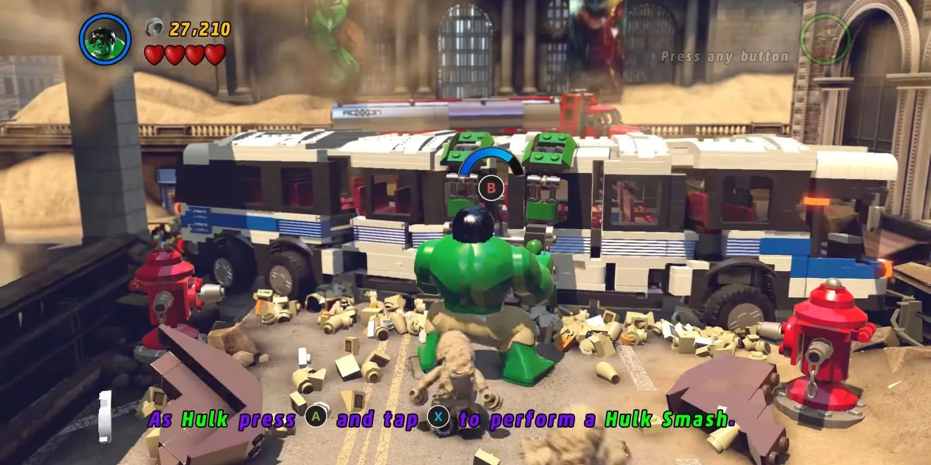 Hulk phá nát chiếc xe buýt bằng gạch LEGO trong LEGO Marvel Super Heroes.