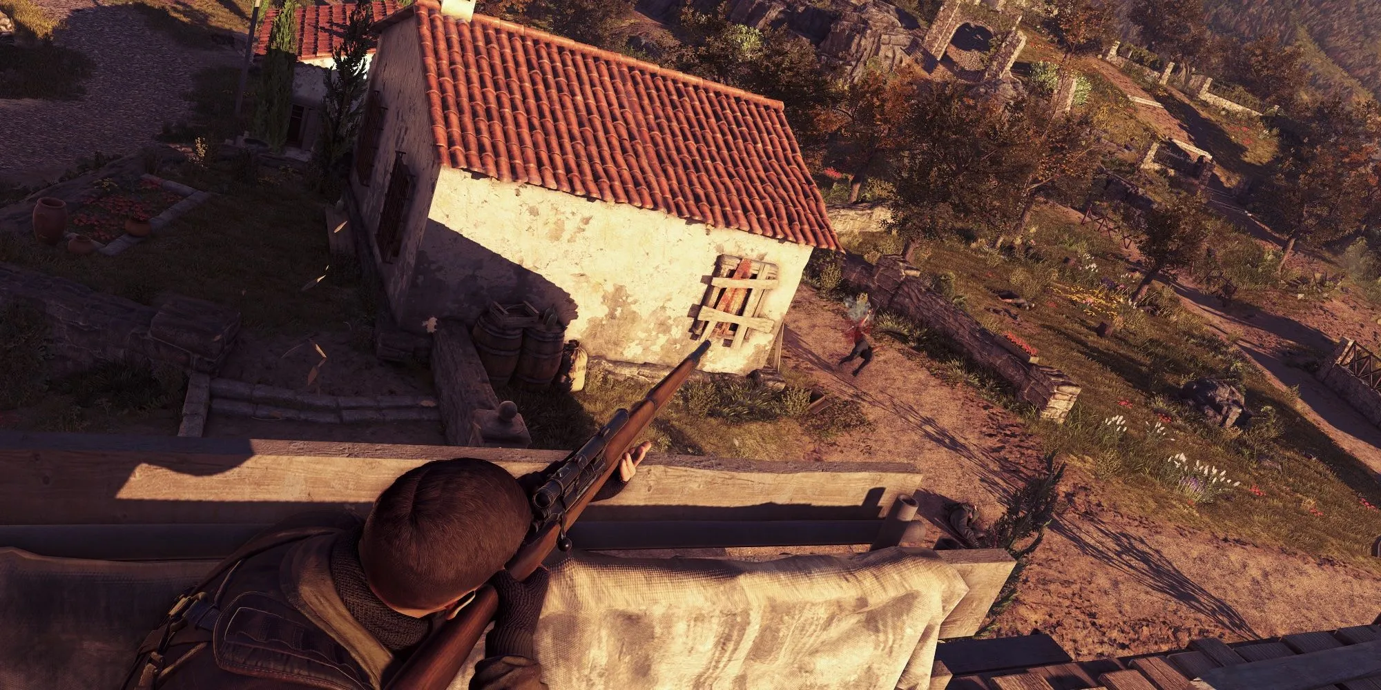 Lính bắn tỉa trong Sniper Elite 4 ẩn nấp trên mái nhà, nhắm bắn kẻ thù từ xa