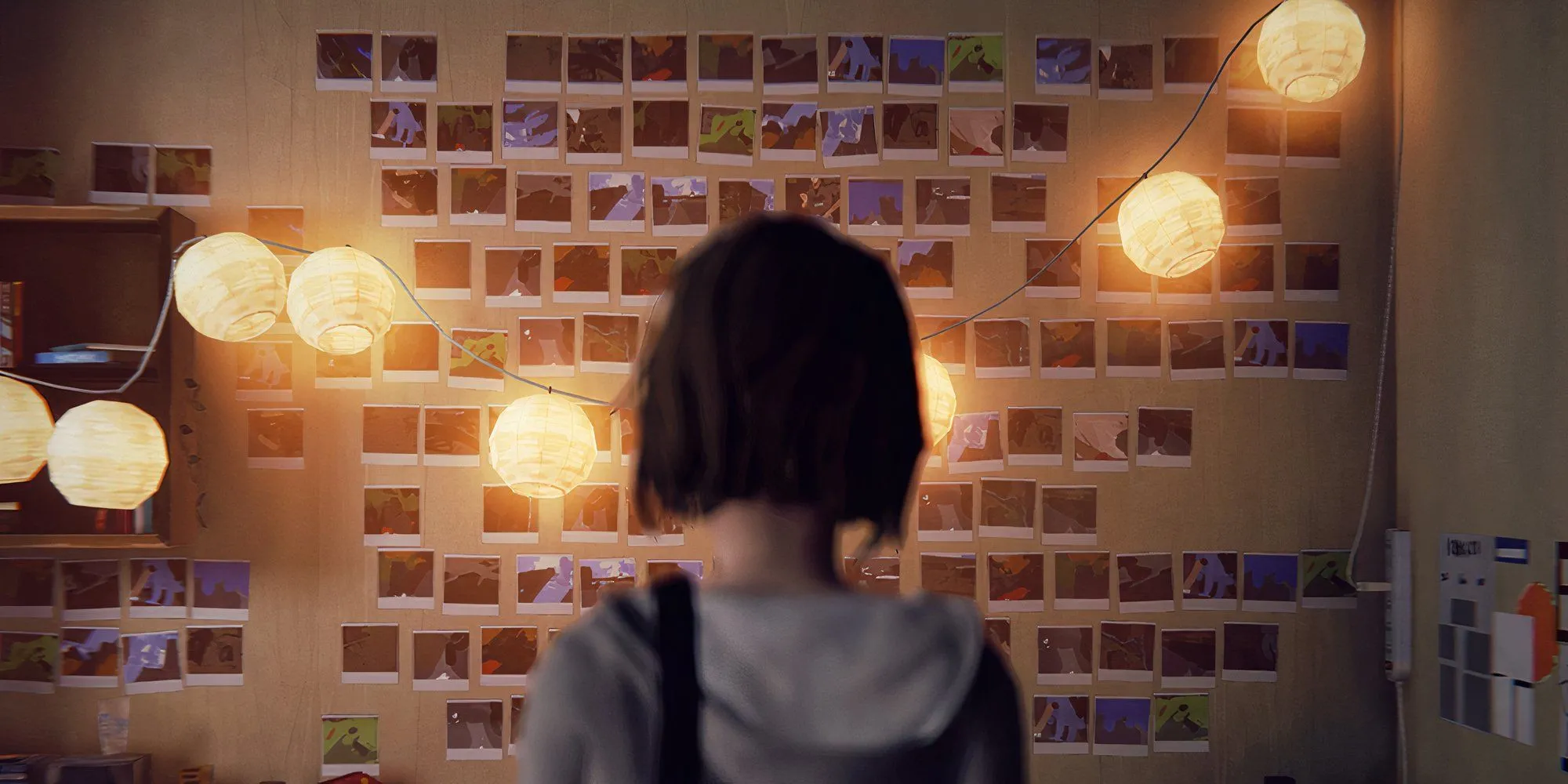 Max Caulfield đứng trong phòng với ảnh polaroid và đèn trang trí trong Life is Strange