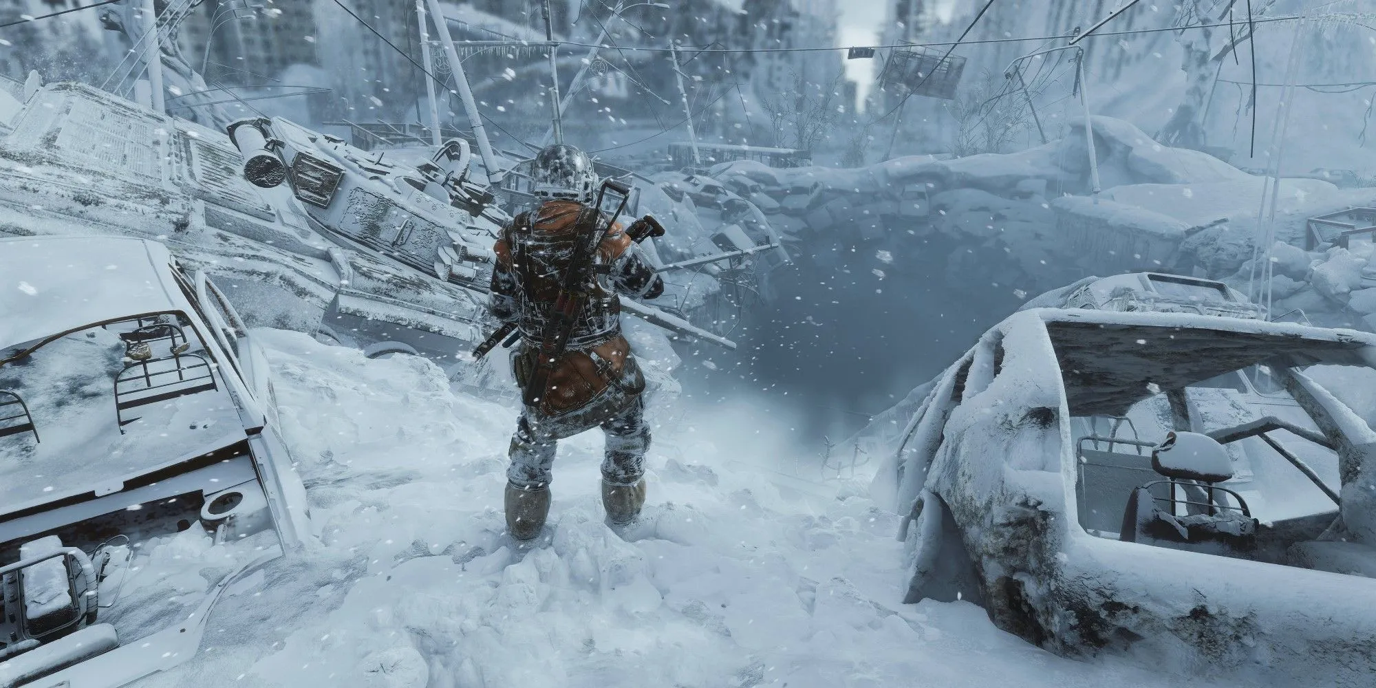 Metro Exodus: ảnh chụp màn hình gameplay cho thấy người chơi giữa con đường đổ nát phủ đầy tuyết và ô tô cũ