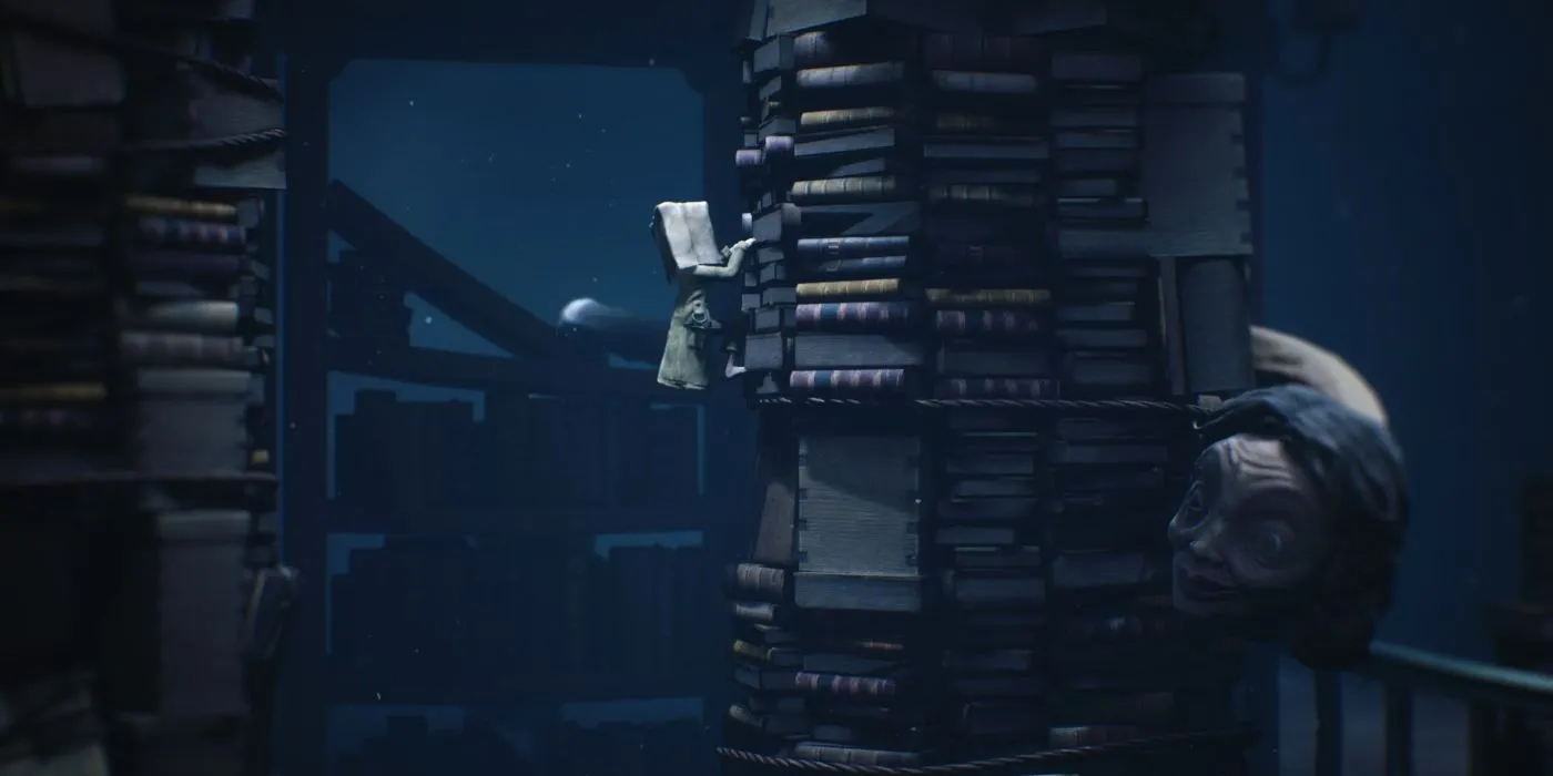 Mono và Six leo lên chồng sách khổng lồ để tránh quái vật thầy giáo cổ dài trong Little Nightmares II