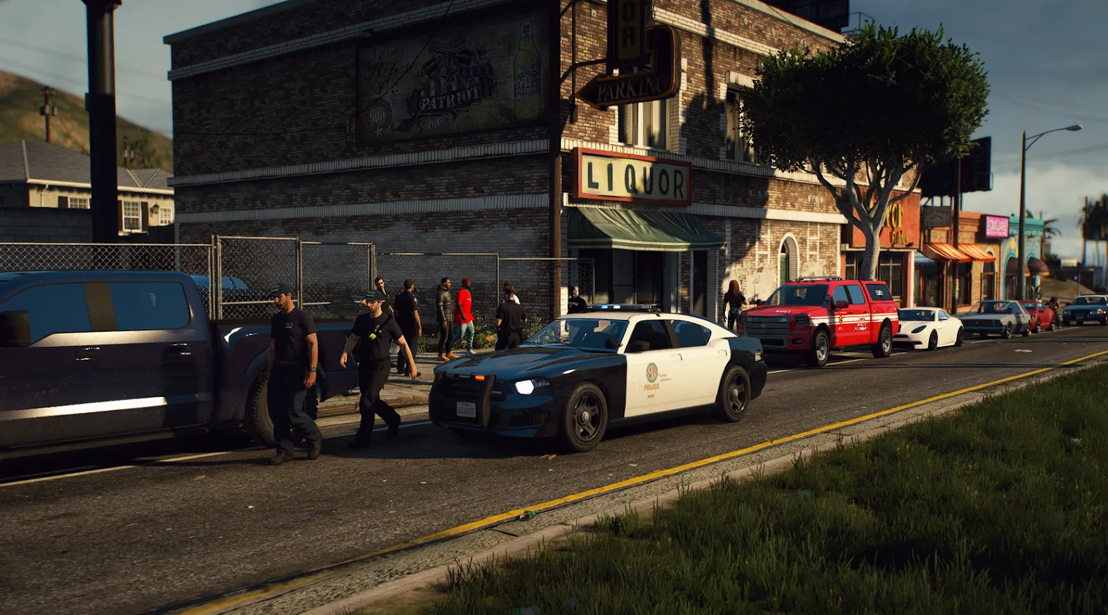 Một góc phố đông đúc với nhiều phương tiện và người chơi trong một server GTA V Roleplay trên nền tảng FiveM