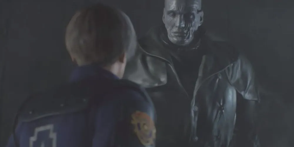 Mr X dồn Leon S Kennedy vào chân tường trong game Resident Evil 2 Remake