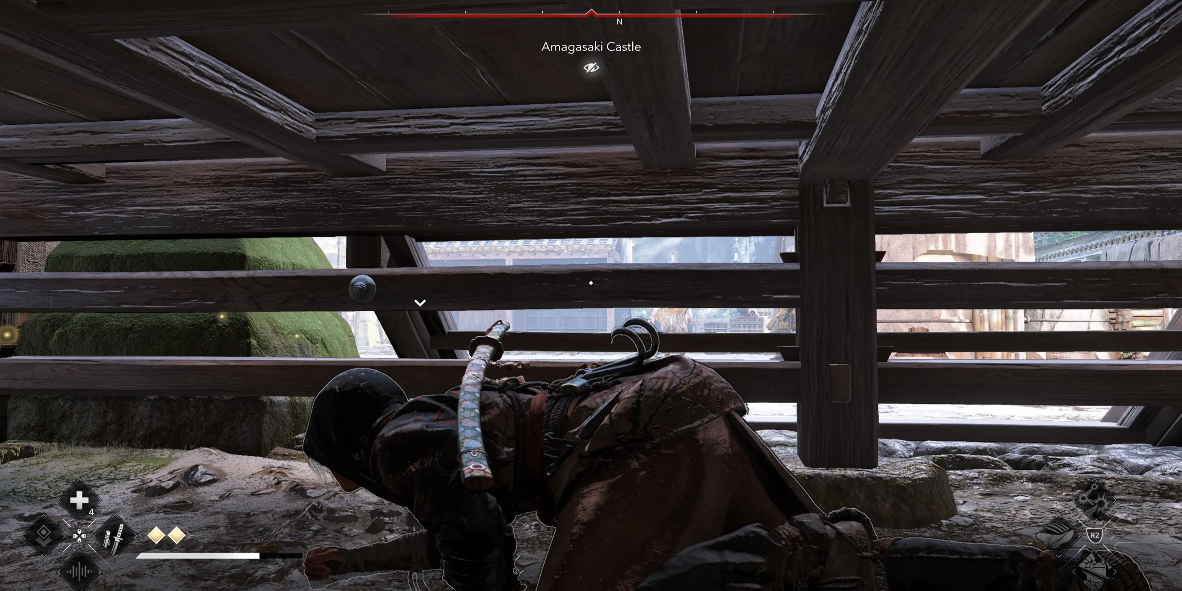 Naoe đang di chuyển lén lút trong môi trường game Assassin's Creed Shadows