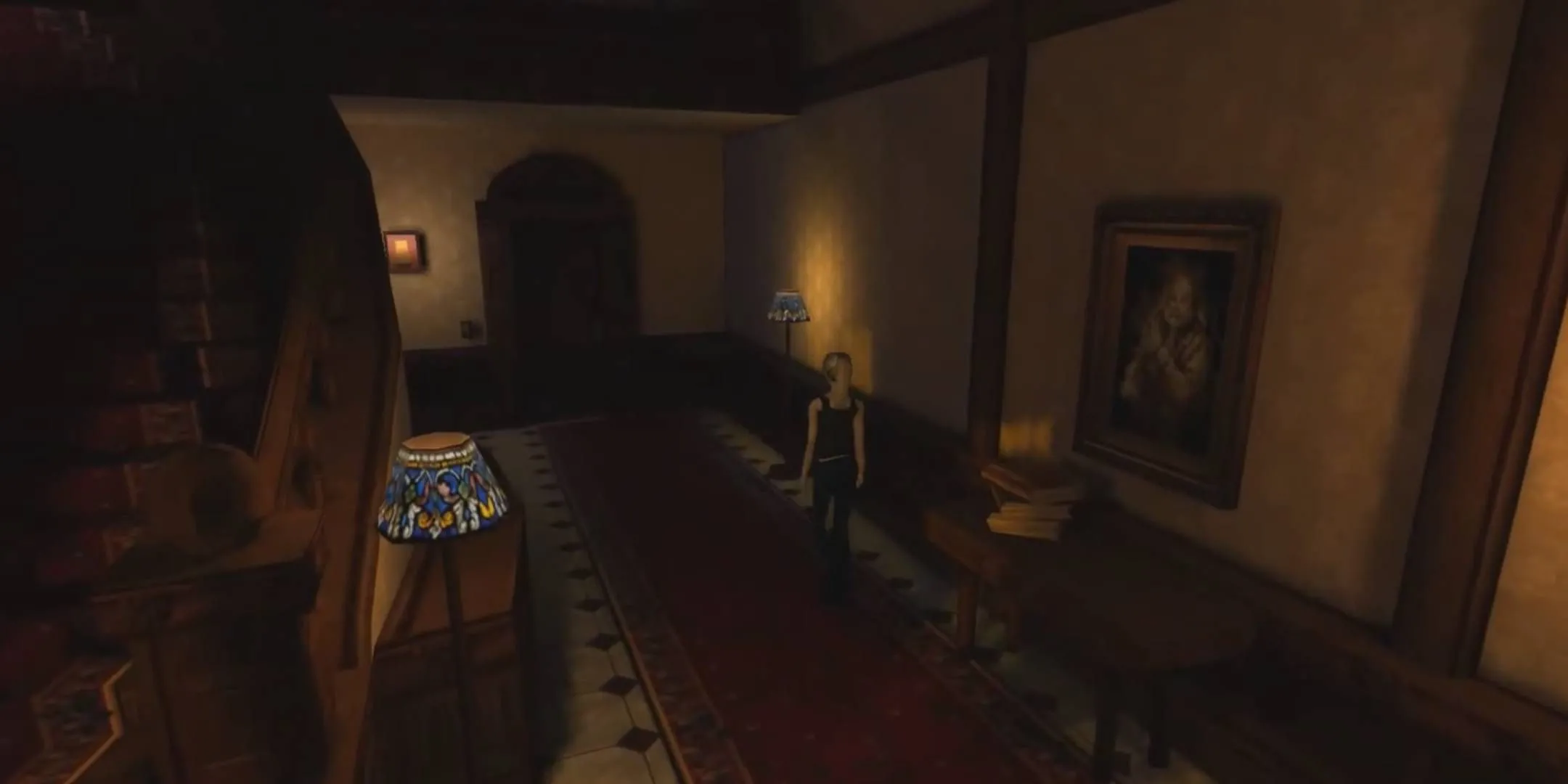 Nhân vật Alexandra đang đi qua một hành lang trong Eternal Darkness: Sanity’s Requiem, một tựa game kinh dị độc đáo