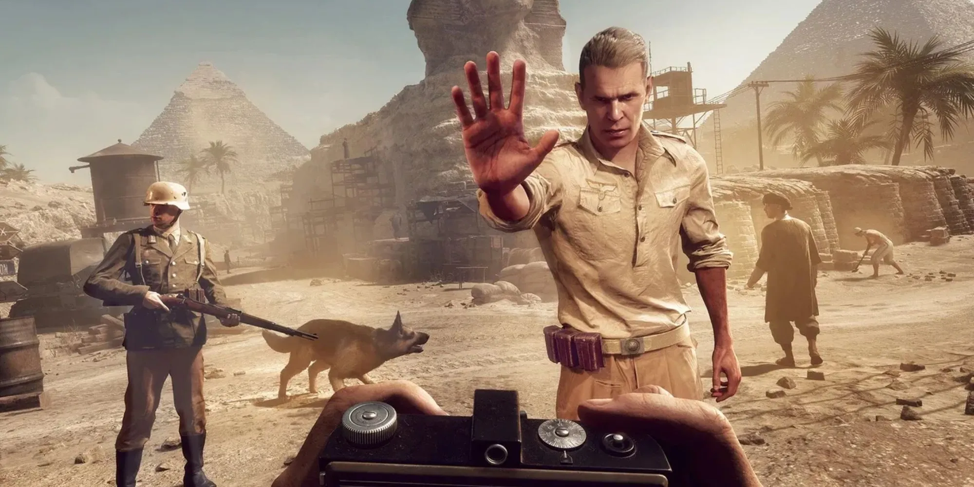 Nhân vật Indiana Jones đang khám phá một di tích cổ đại với Tượng Nhân Sư ở phía xa trong game The Great Circle.