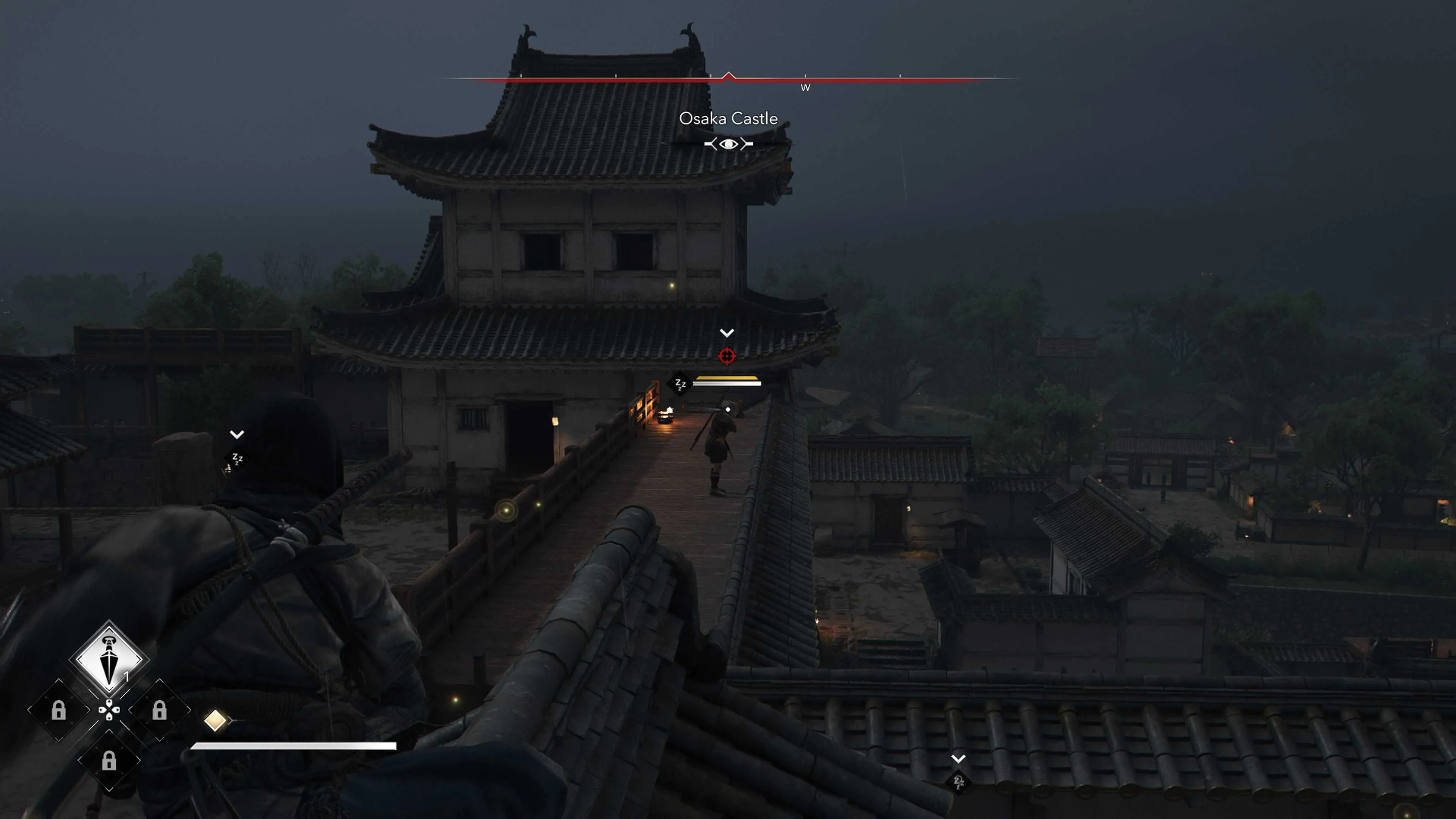 Nhân vật Naoe trong Assassin's Creed Shadows đang quan sát kẻ thù từ trên cao trước khi ám sát