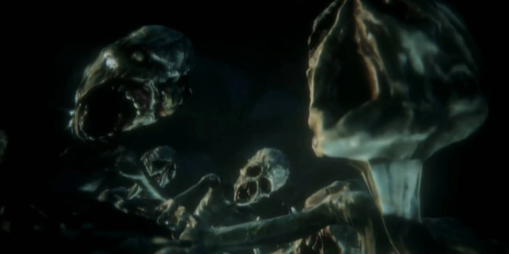 Những nhân vật ma quái đang trèo lên người chơi trong Bloodborne, một kiệt tác game kinh dị gothic