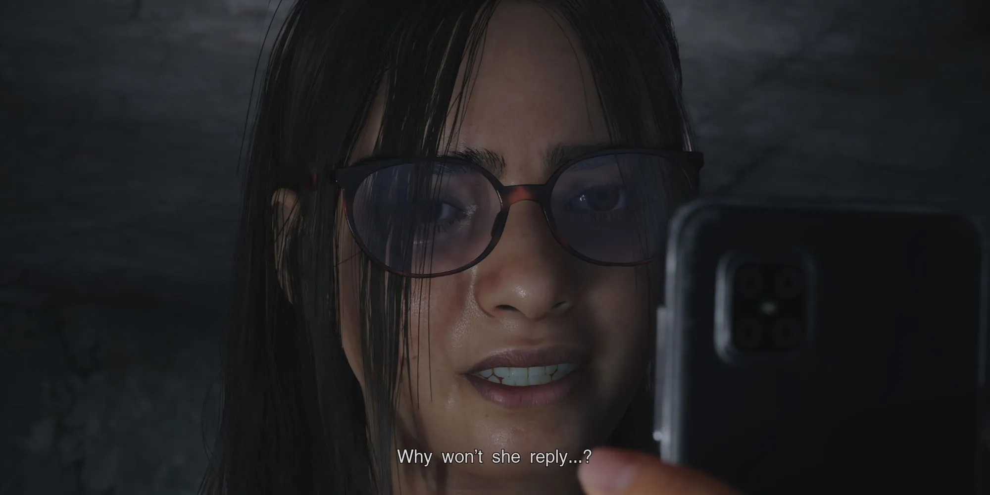 Nữ chính trong Silent Hill The Short Message suy tư về cuộc gọi, thể hiện các chủ đề về bắt nạt và mạng xã hội.
