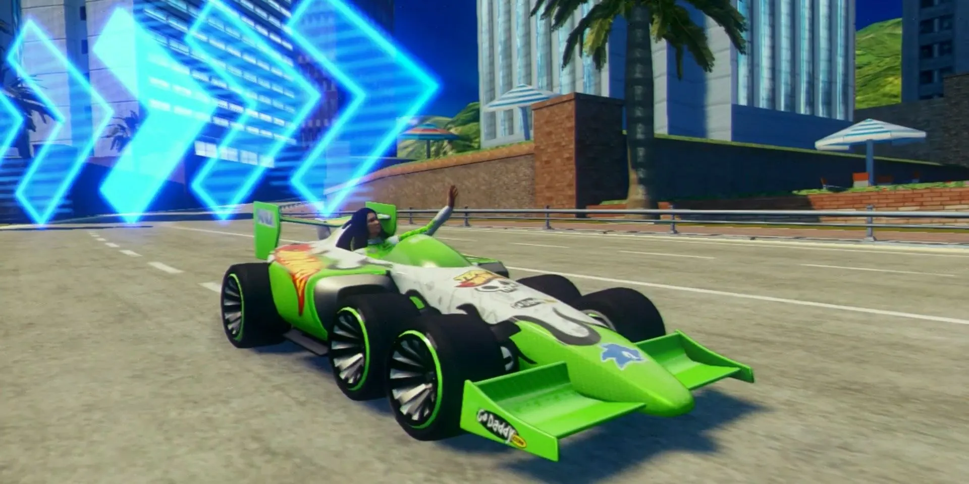 Nữ tay đua Danica Patrick trong game Sonic and All-Stars Racing Transformed