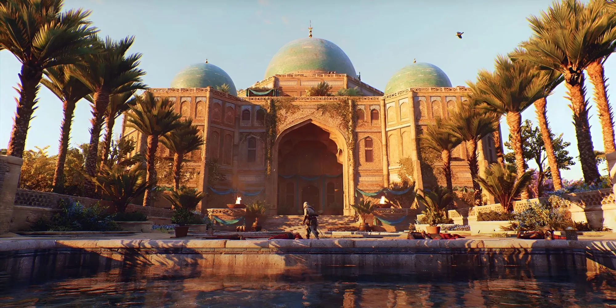 Basim đứng trước một tòa nhà với kiến trúc đặc trưng của Baghdad trong Assassin's Creed Mirage