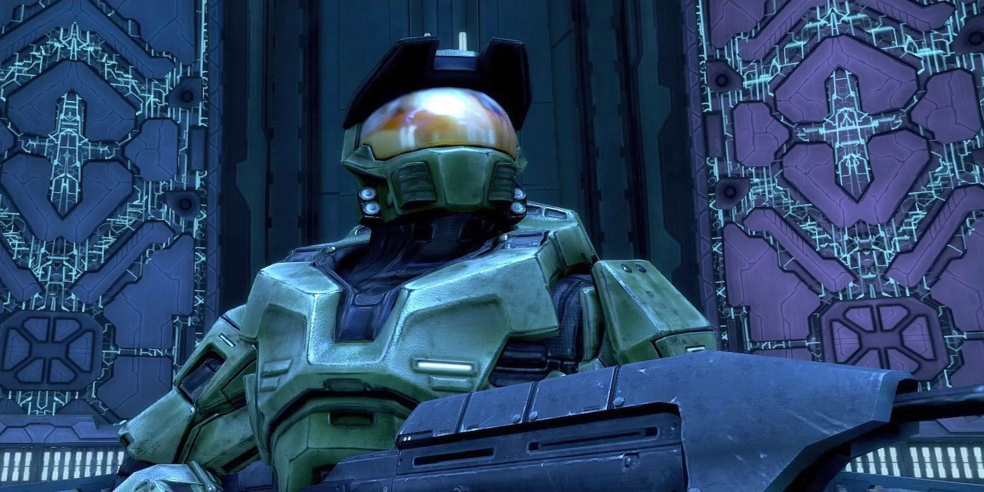 Cận cảnh Master Chief từ Halo: Combat Evolved nhìn lên