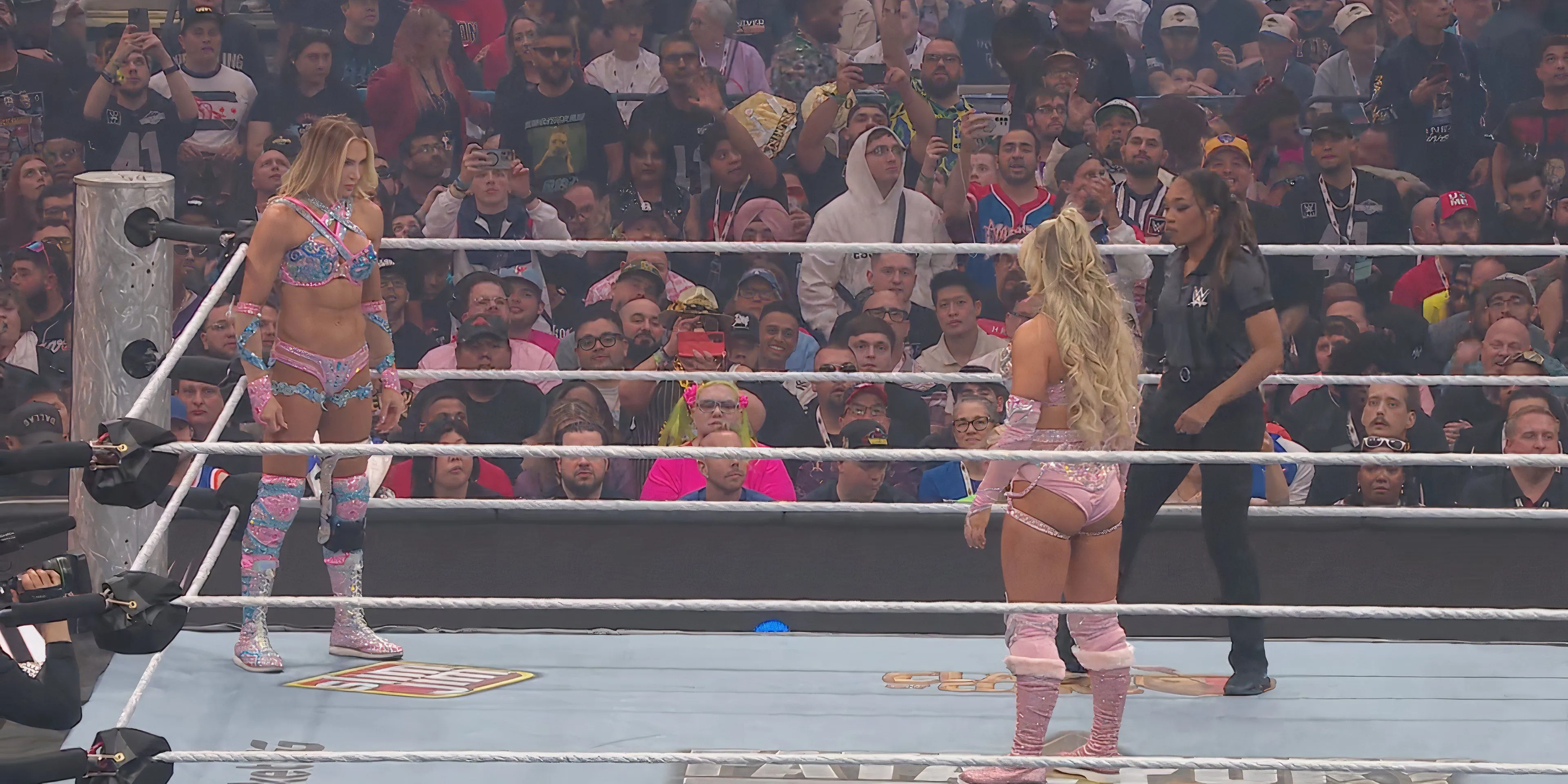 Charlotte Flair đối đầu Tiffany Stratton trong trận đấu tại WrestleMania 41