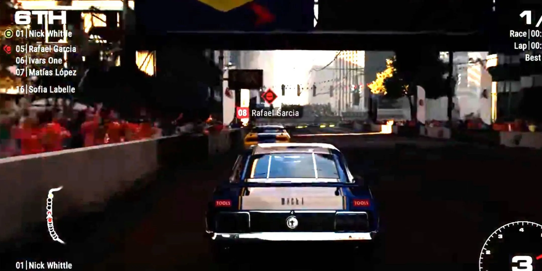 Chiếc xe cơ bắp màu xanh dương đang drift và bốc khói trên đường đua trong game Grid (2019)