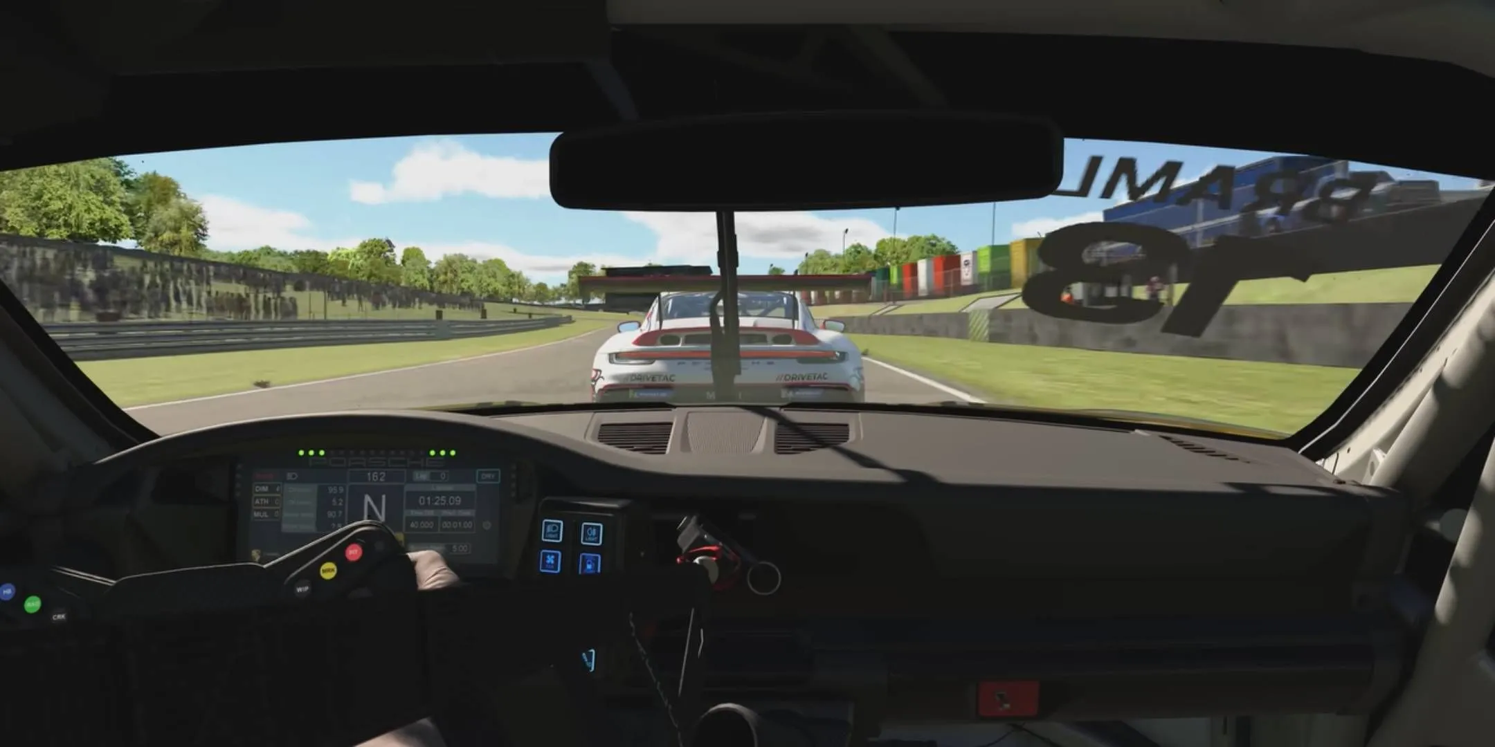 Góc nhìn buồng lái bên trong chiếc xe đua, nhìn thấy nhiều xe khác đang tranh tài trên đường đua trong iRacing