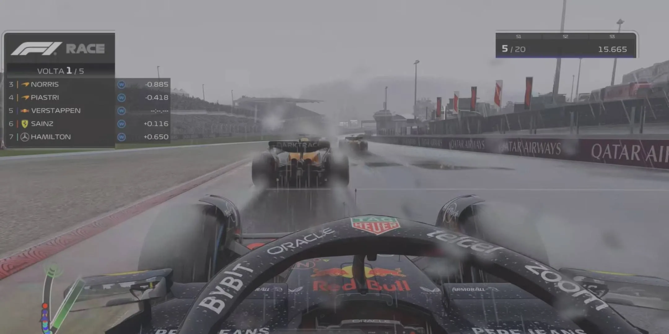 Góc nhìn thứ nhất từ buồng lái chiếc xe Red Bull F1 đang chạy trên đường đua trong F1 24
