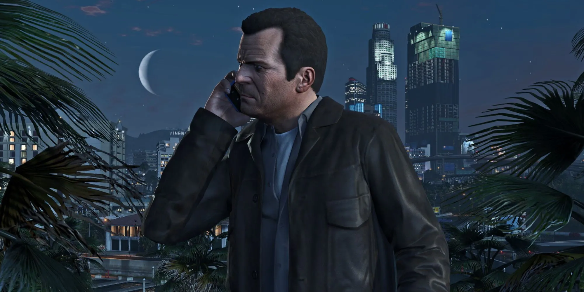 Grand Theft Auto 5 Michael đang nghe điện thoại.