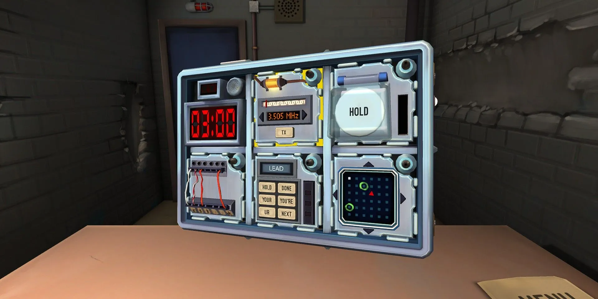 Hai người chơi giao tiếp để gỡ bom trong Keep Talking And Nobody Explodes