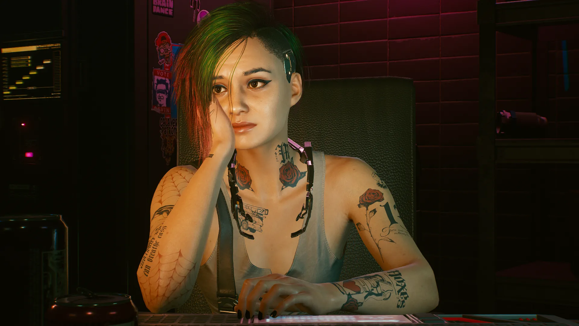 Judy trong một phân cảnh thân mật trong Cyberpunk 2077