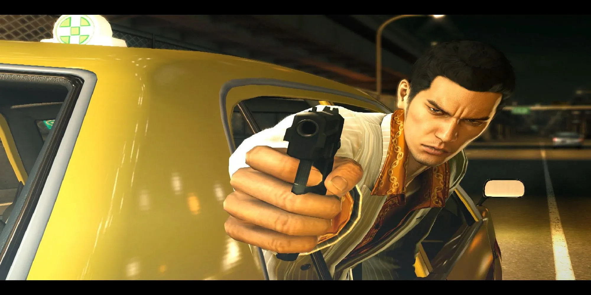 Kazuma Kiryu bắn súng từ cửa sổ ô tô trong Yakuza 0