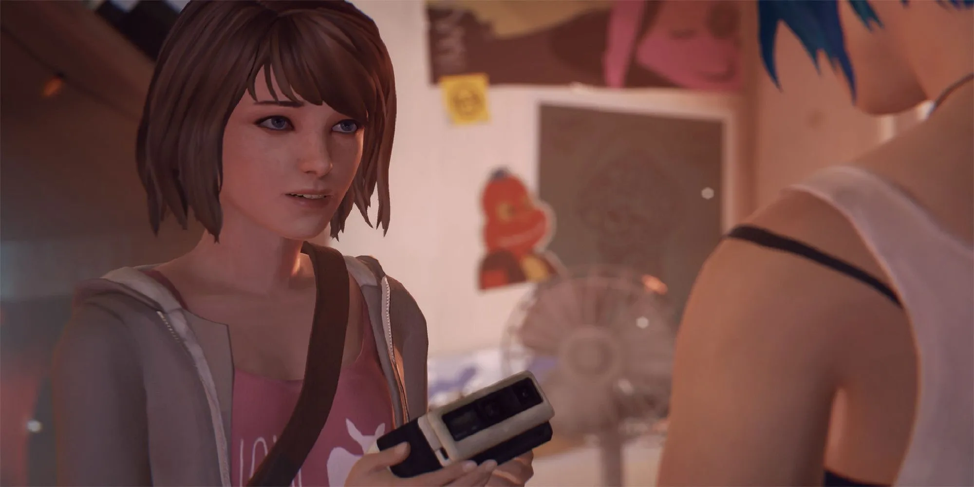 Max Caulfield cầm điện thoại trong Life is Strange