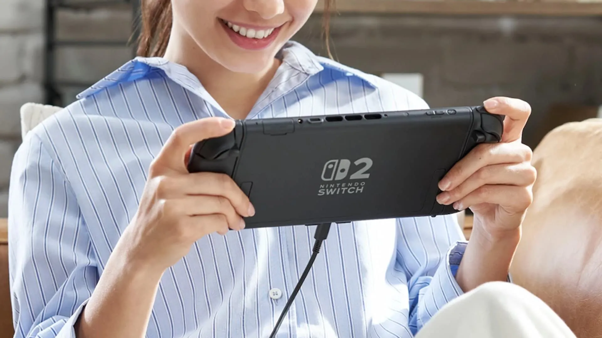 Một người dùng trải nghiệm cầm tay máy chơi game Nintendo Switch 2