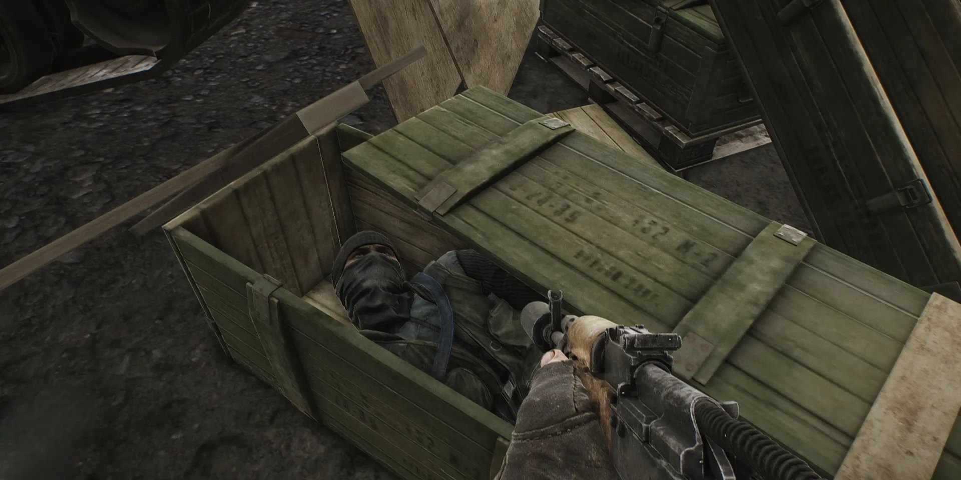 Người chơi game Escape From Tarkov đang tìm kiếm đồ vật trong khu vực đổ nát