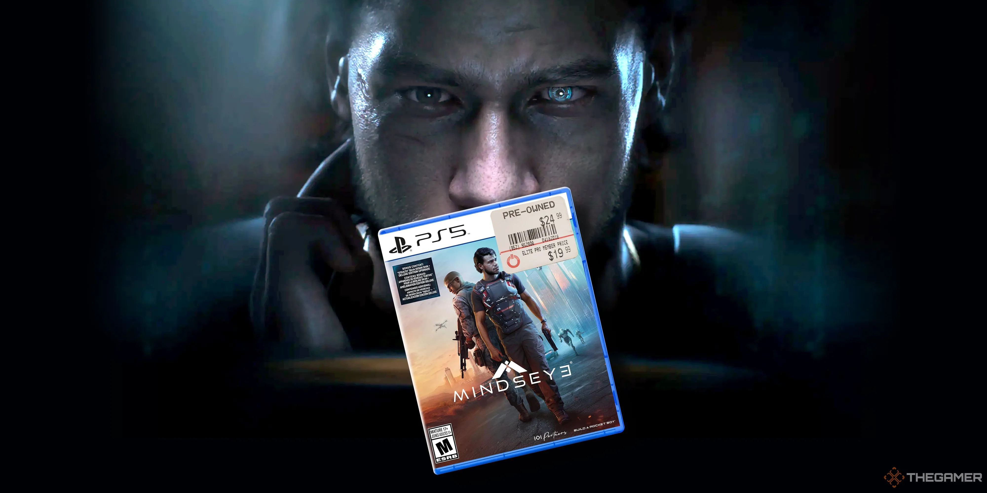 Nhân vật chính MindsEye nhìn hộp game PS5 có nhãn giảm giá