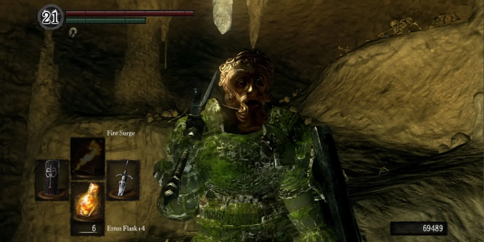 Nhân vật người chơi trong Dark Souls đội chiếc Mặt nạ của Người cha nhìn khó hiểu.