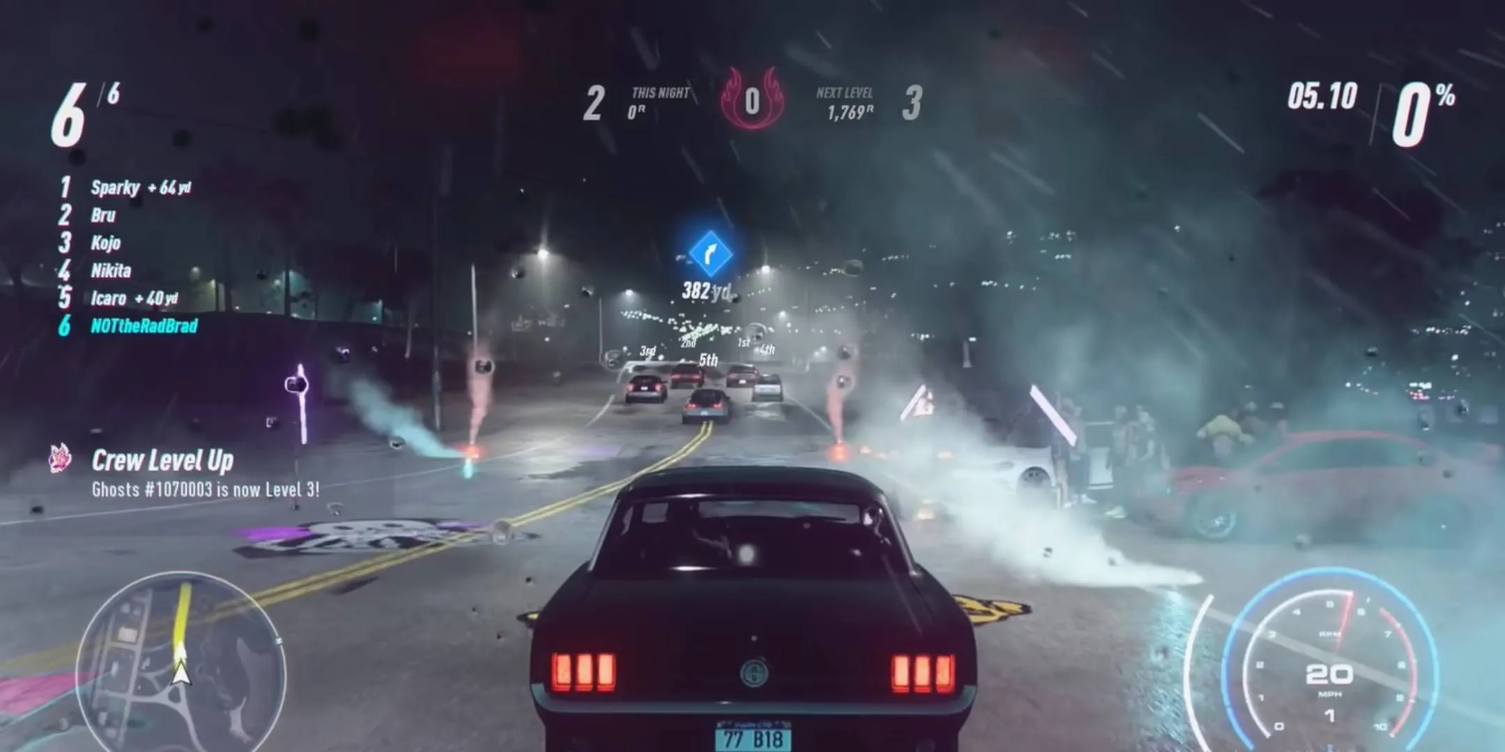 Những chiếc xe độ đua nhau trên đường phố Palm City vào ban đêm trong Need For Speed Heat