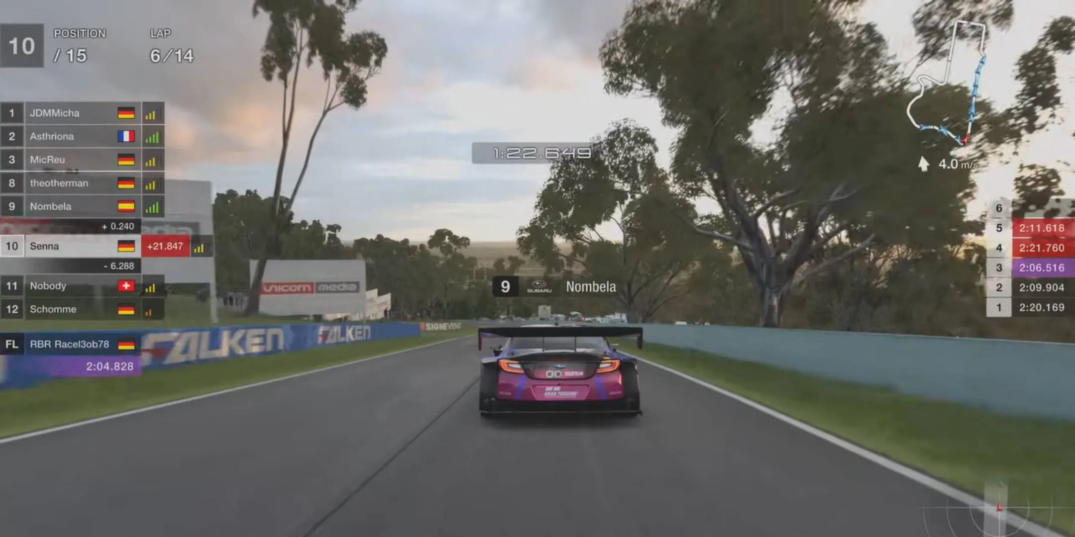 Những chiếc xe đua tranh tài trên đường đua thành phố trong Gran Turismo 7, góc nhìn thứ ba