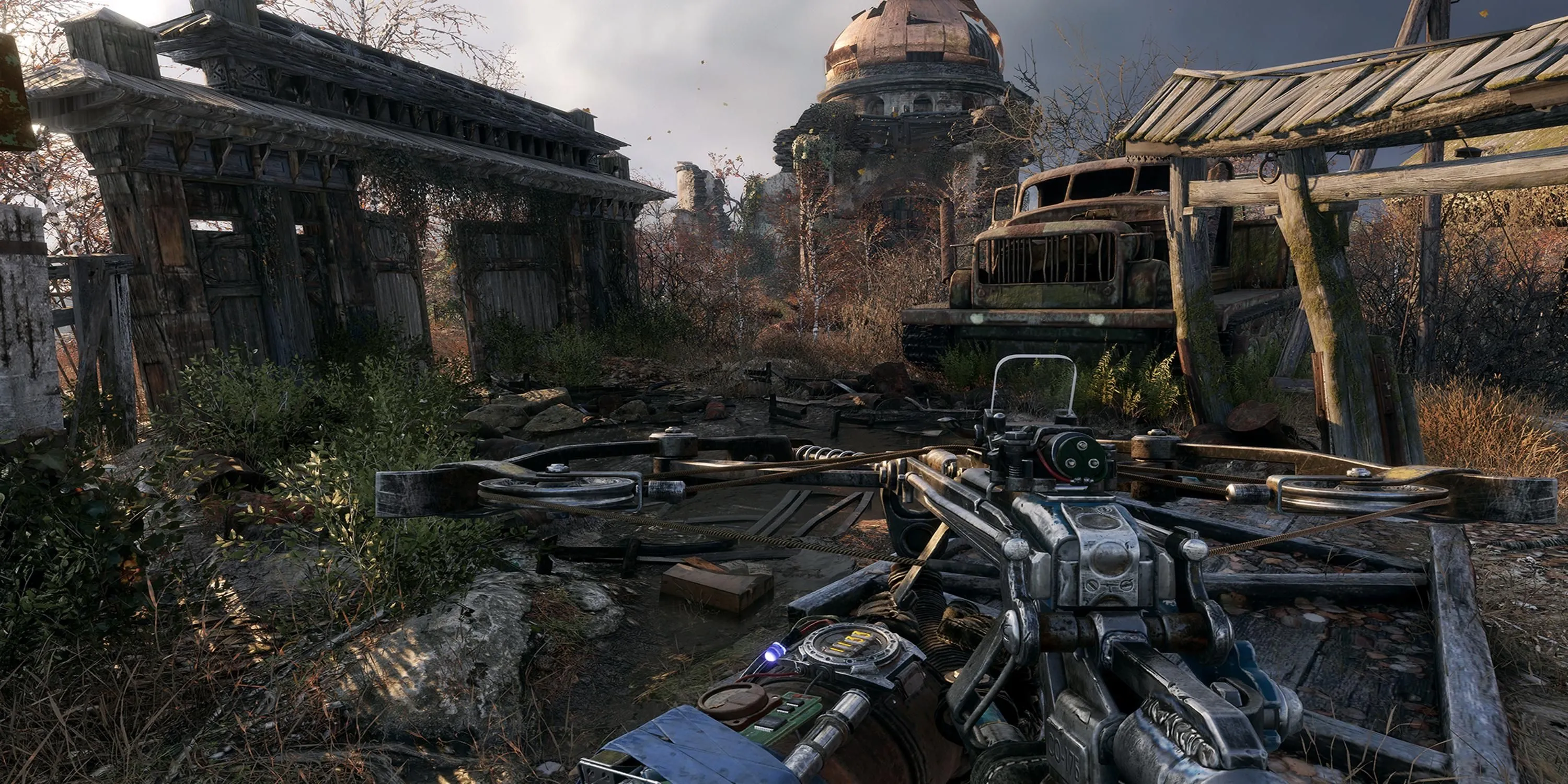 Artyom đứng giữa những tòa nhà đổ nát trong Metro Exodus, khắc họa không gian hậu tận thế khắc nghiệt