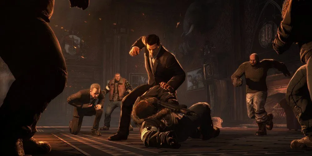 Bruce Wayne và Alfred chiến đấu với côn đồ trong Batman Arkham Origins