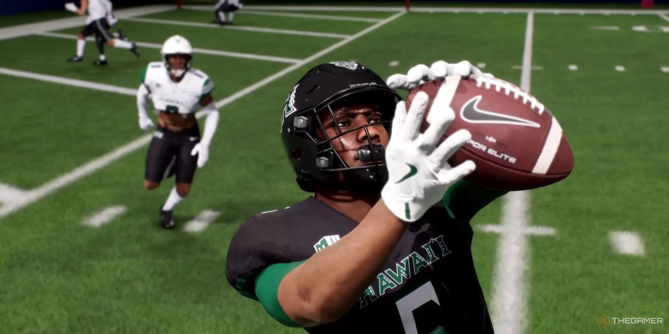 Cầu thủ Tight End bắt bóng trong College Football 26, thể hiện một pha thi đấu điển hình trong game.