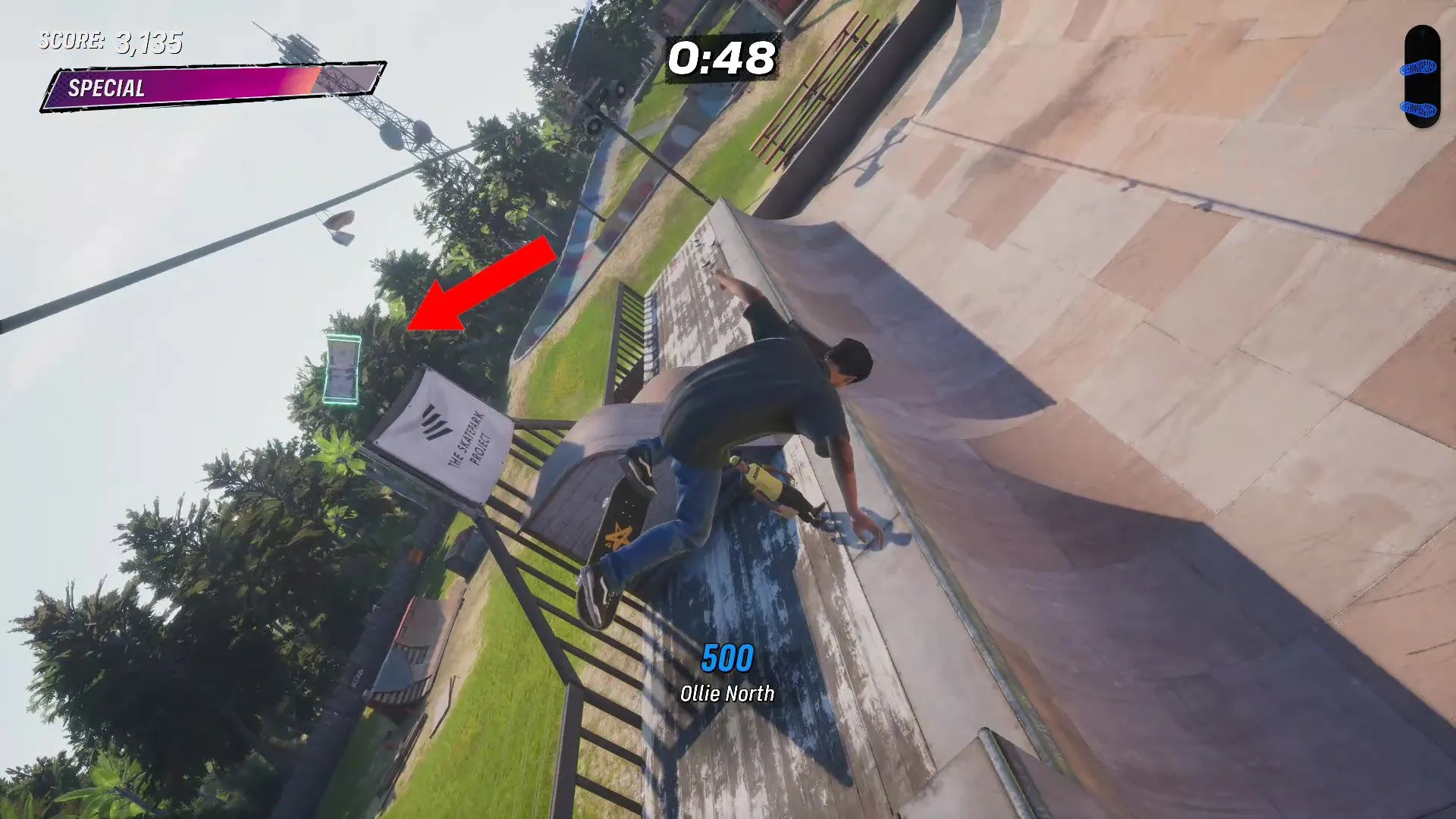 Cọc tiền mặt thứ ba ẩn mình phía trên tấm biển 'The Skater Park Project' trên halfpipe ở Kona THPS