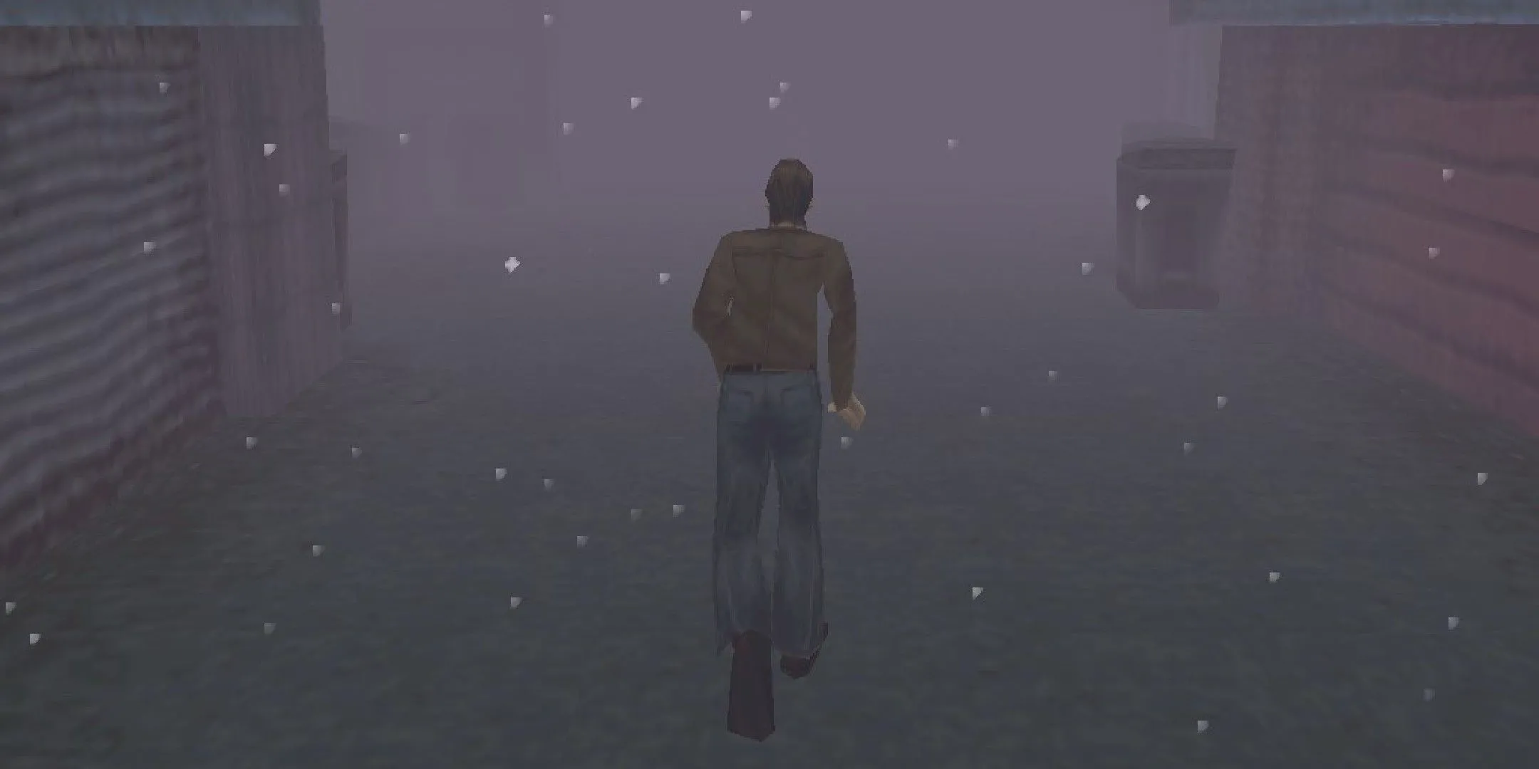 Harry Mason chạy trong màn sương dày đặc tại Silent Hill, minh họa không khí u ám và đầy bí ẩn của thị trấn.