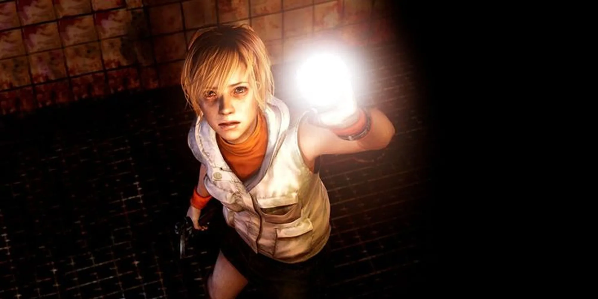 Heather Mason soi đèn pin trong một căn phòng tối của Silent Hill 3.