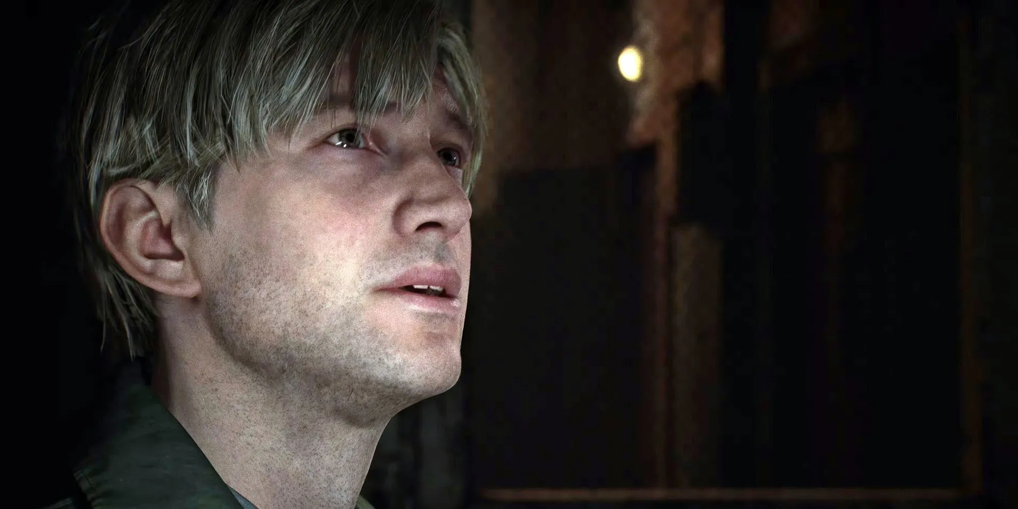 James Sunderland ngước nhìn lên với vẻ mặt lo lắng trong Silent Hill 2.