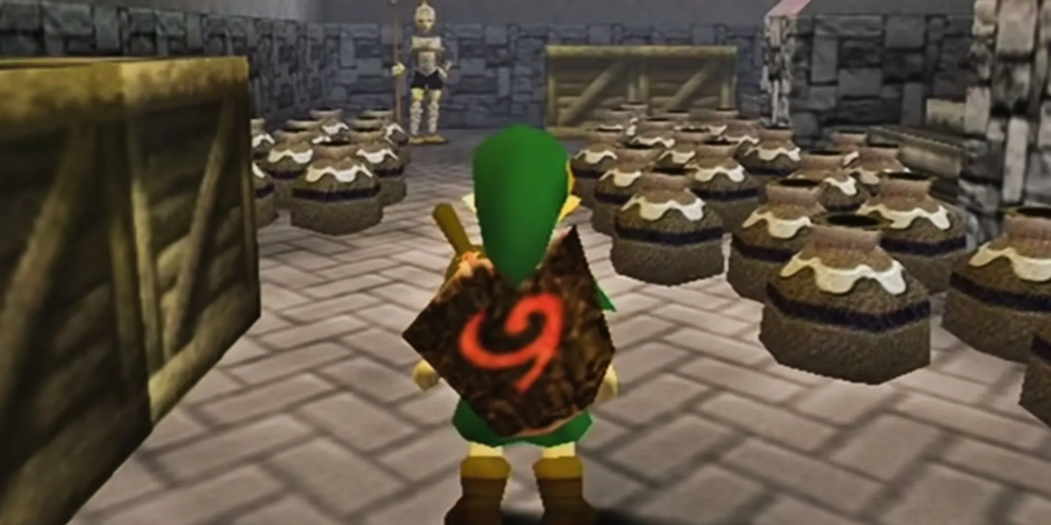 Link đứng giữa căn phòng với vô số bình gốm, sẵn sàng phá chúng để lấy Rupee trong The Legend of Zelda: Ocarina of Time.