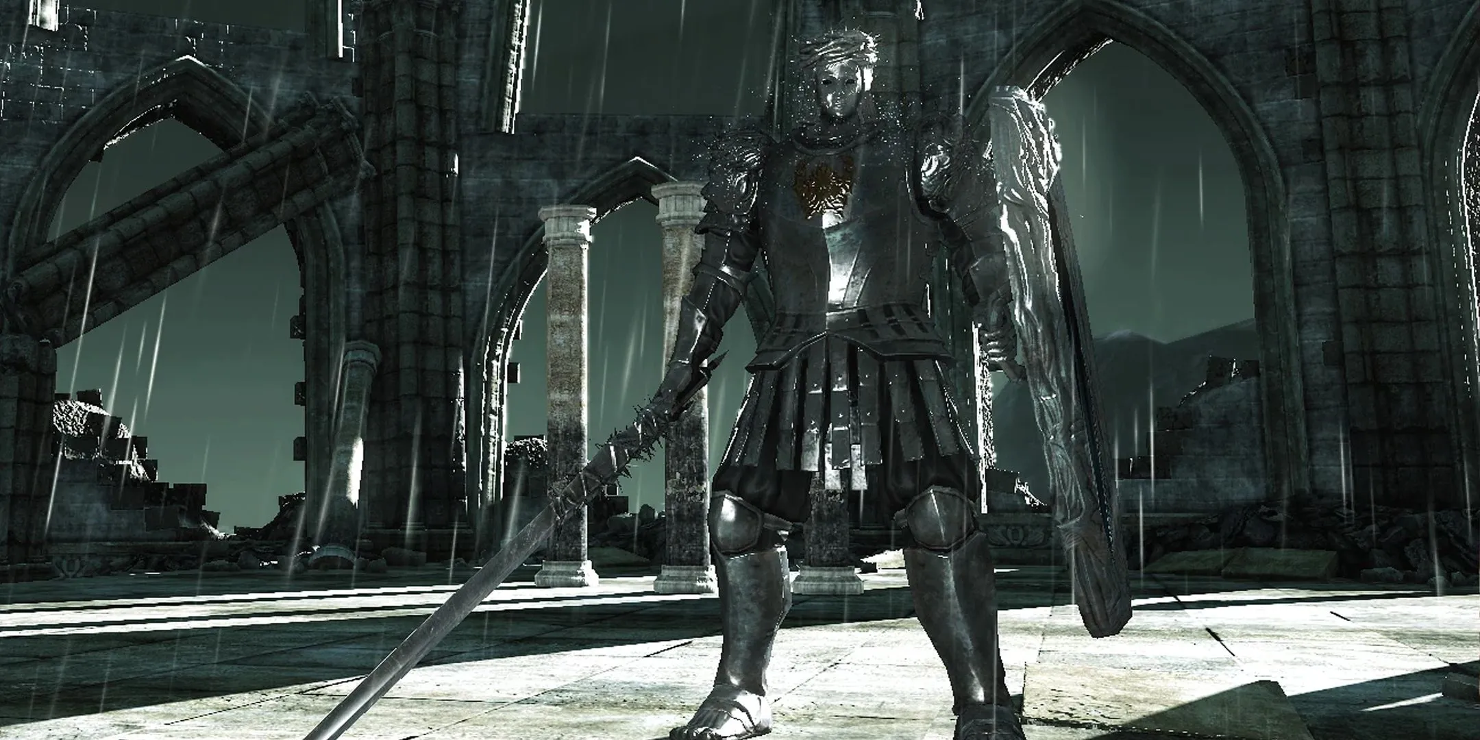 Looking Glass Knight từ Dark Souls 2 đứng trong đấu trường mưa, một trong những trận boss nổi tiếng.
