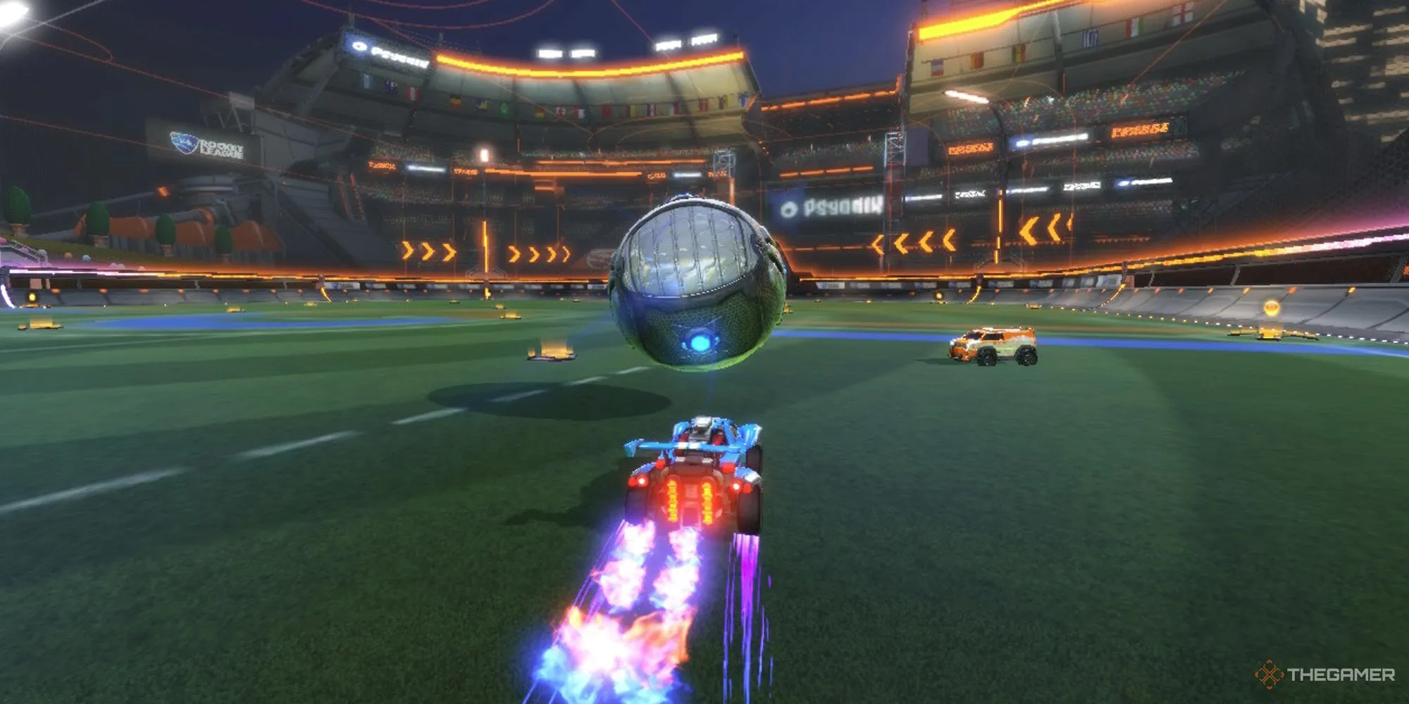 Một chiếc xe màu xanh đang tăng tốc lao về phía quả bóng trong gameplay của Rocket League.